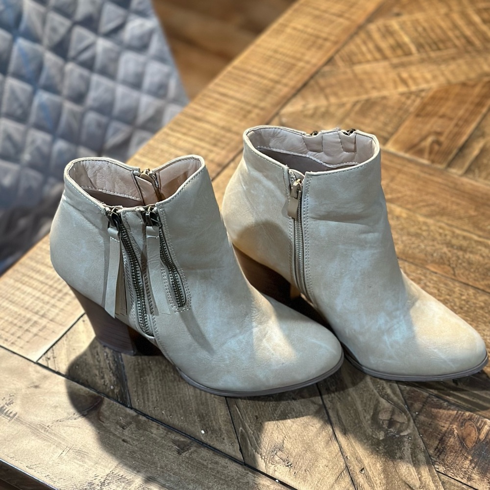 Journee -  Women’s Vally Zipper Bootie - color:Taupe - size:10 - good condition